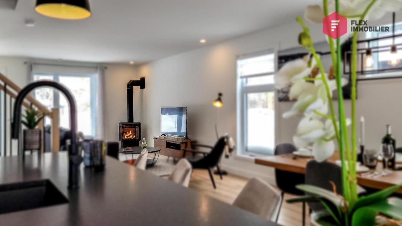 Chalet La Fleur Urbaine De Portneuf : 2.5 Bathrooms, Hot Tub, Sauna And Pool *