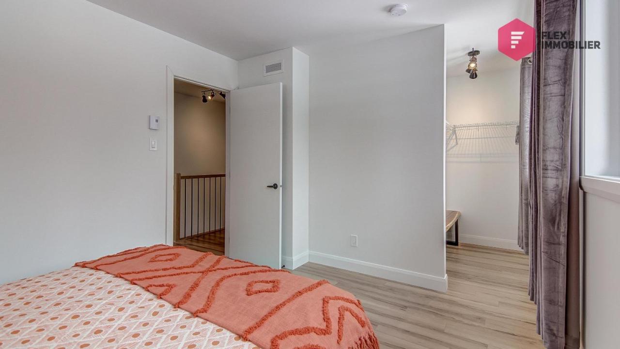 Chalet La Fleur Urbaine De Portneuf : 2.5 Bathrooms, Hot Tub, Sauna And Pool *