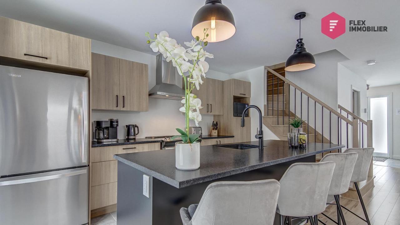 La Fleur Urbaine De Portneuf : 2.5 Bathrooms, Hot Tub, Sauna And Pool Chalet *