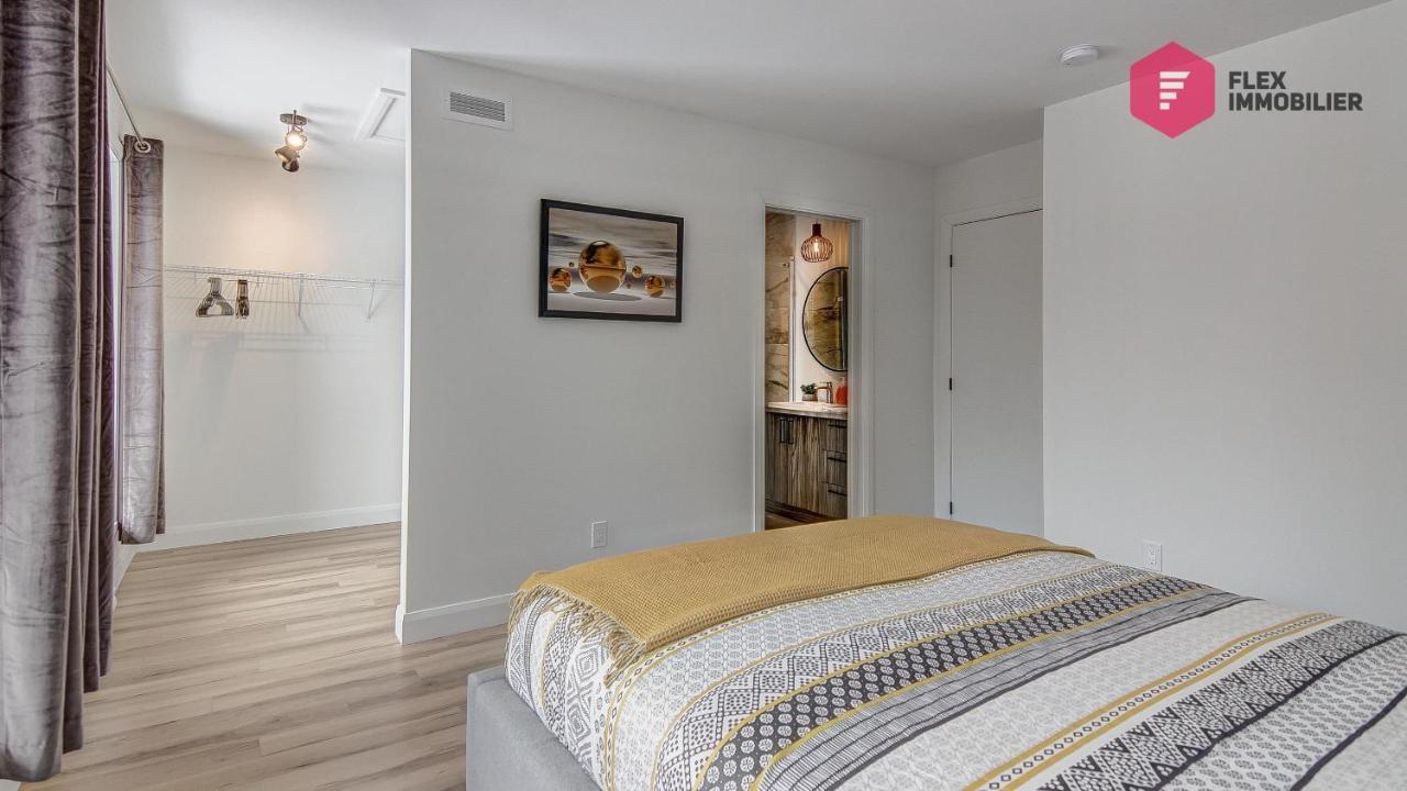 La Fleur Urbaine De Portneuf : 2.5 Bathrooms, Hot Tub, Sauna And Pool Chalet